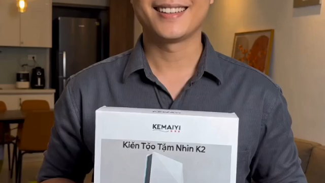 男性展示产品包装